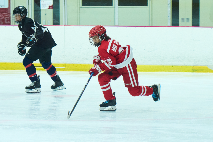 KU UNITED 2015 주장 정민혁 선수가 퍽을 향해 질주하고 있다.