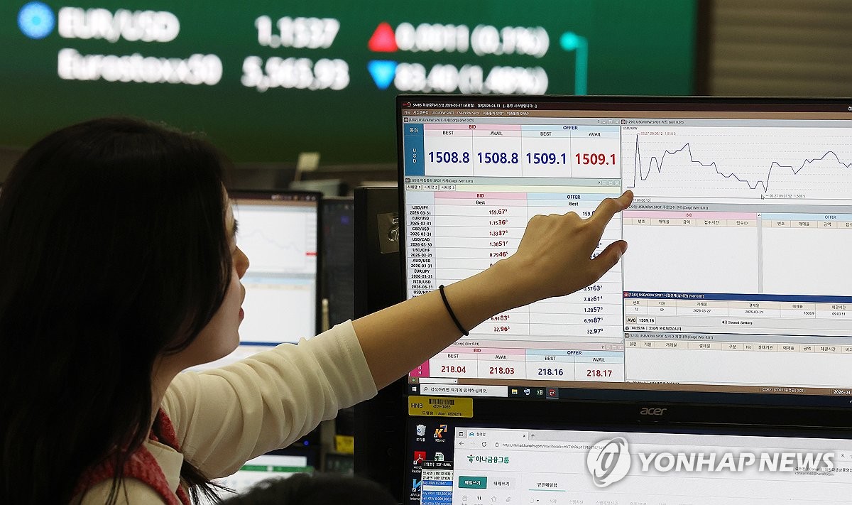 서울 중구 하나은행 딜링룸에서 딜러가 원/달러 환율을 모니터하고 있다. 사진=연합뉴스