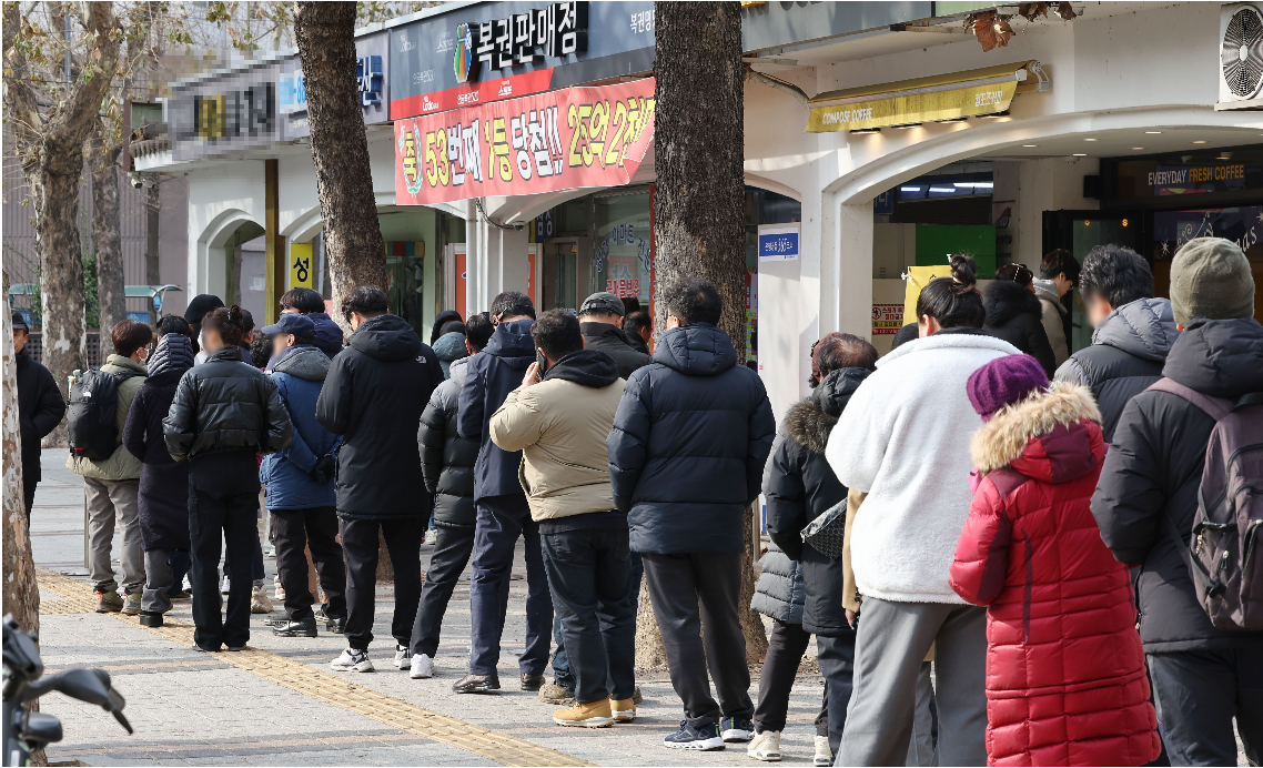 서울 노원구의 한 복권판매점 앞에서 시민들이 구매를 위해 줄을 서고 있다. 사진=연합뉴스