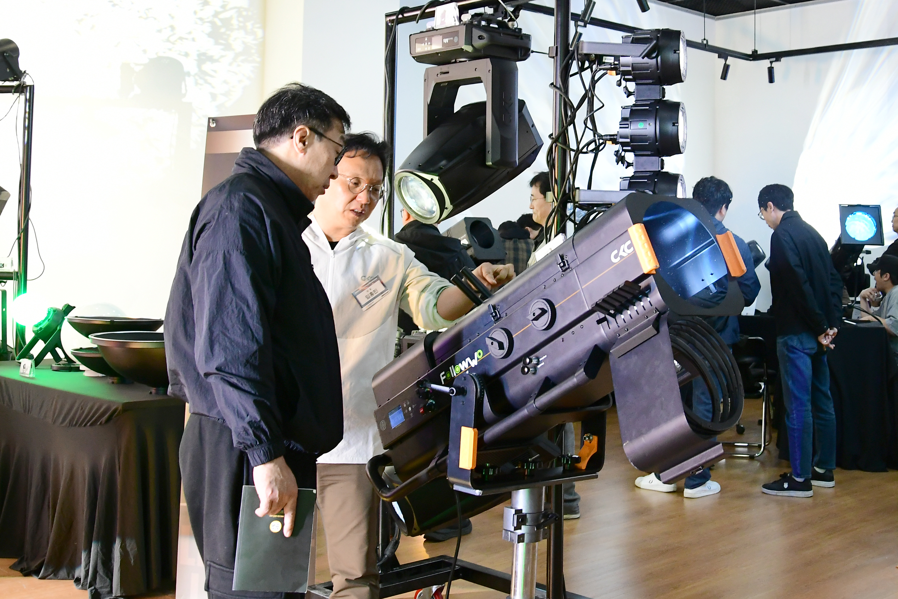 부대 프로그램으로 공연장 운영자와 조명산업 관계자들이 함께 모여 새로운 기술과 아이디어를 나누는 자리를 마련했다. 사진제공=김포문화재단