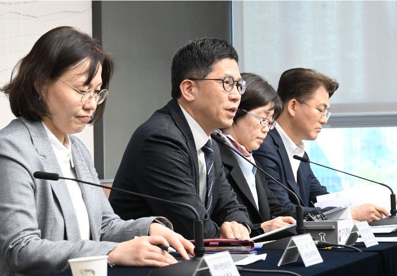 강기룡 재정경제부 차관보가 4월 8일 오후 정부세종청사에서 '민생물가 특별관리 관계장관TF' 관련 사전브리핑을 하고 있다.