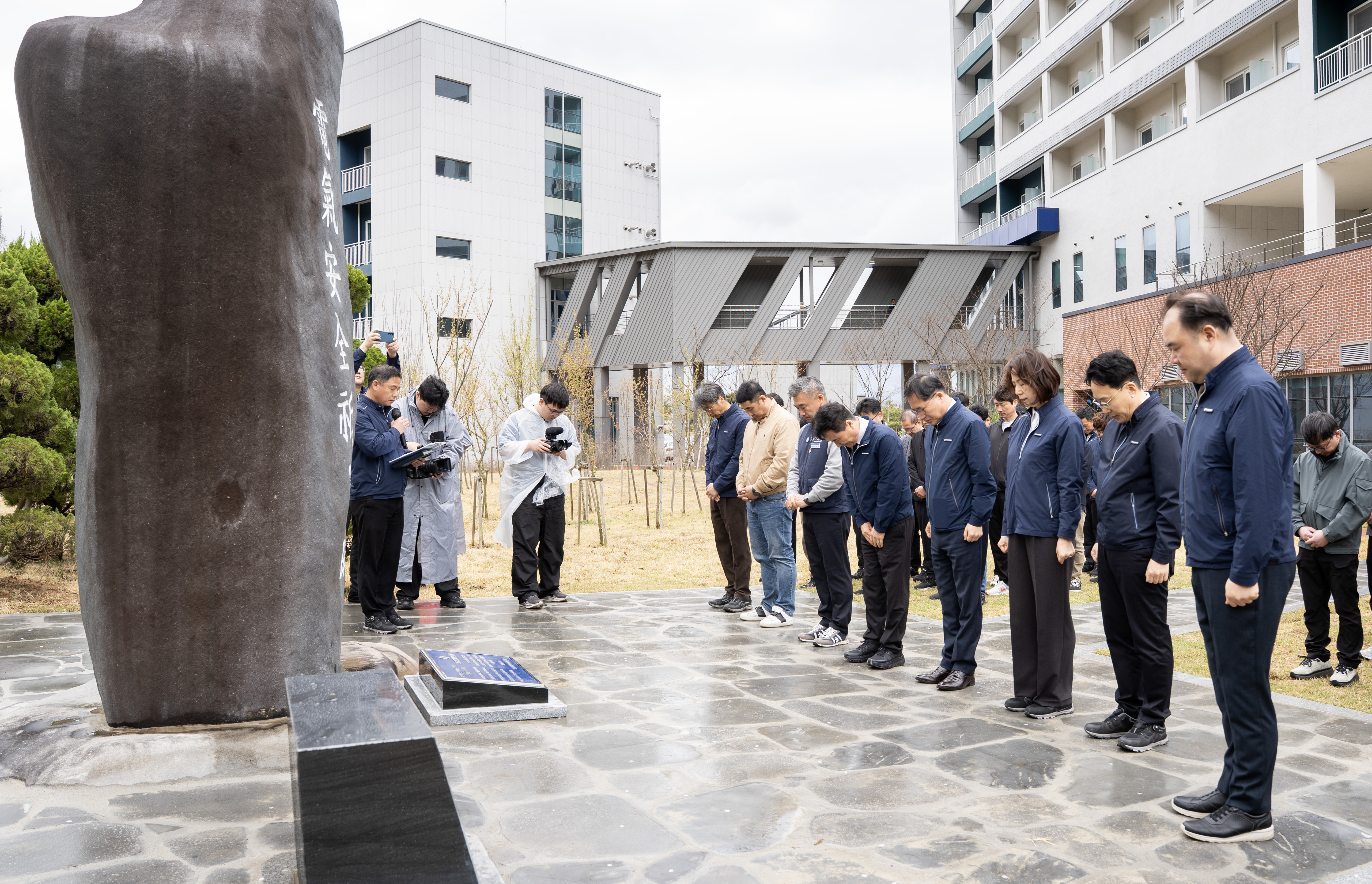 전기안전기원비 및 순직직원 와비석 현판 제막, 추모 묵념 등 엄숙한 분위기에서 진행됐다. 사진제공=한국전기안전공사