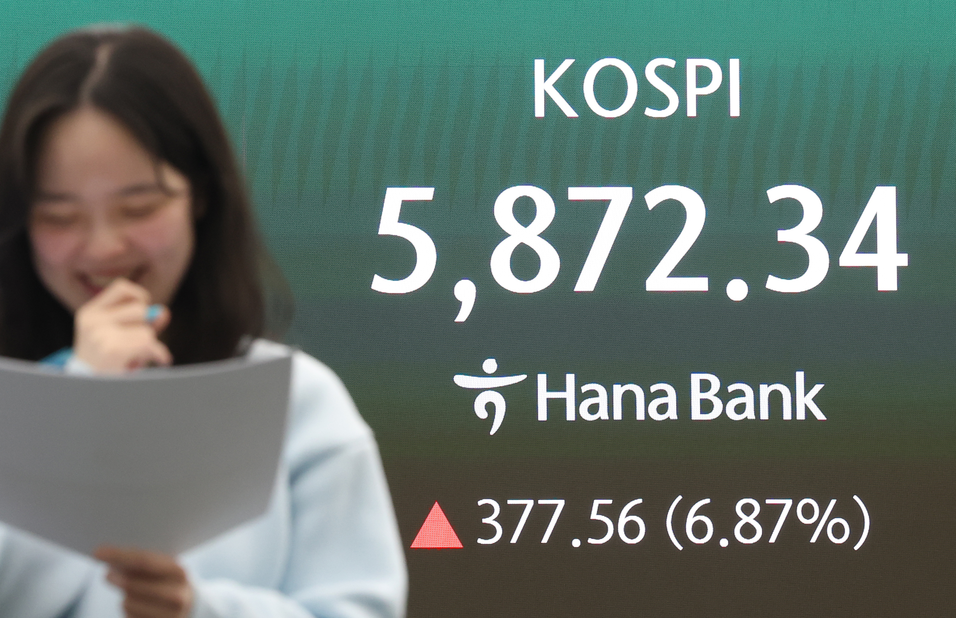 미국과 이란이 2주간의 휴전에 사실상 합의한 지난 8일 서울 중구 하나은행 본점 딜링룸 현황판에 코스피지수 등이 표시돼 있다. 사진=연합뉴스