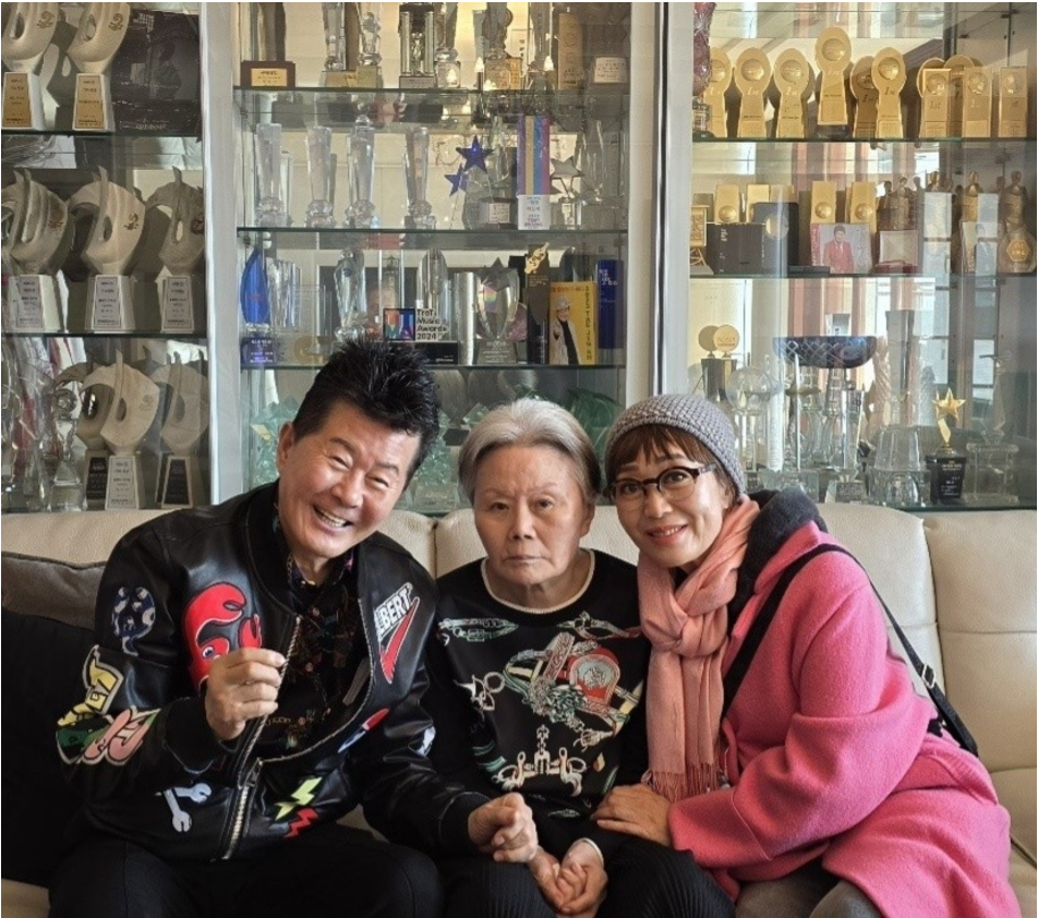 왼쪽부터 가수 태진아, 아내 이옥형 씨, 가수 하춘화 (사진=태진아)