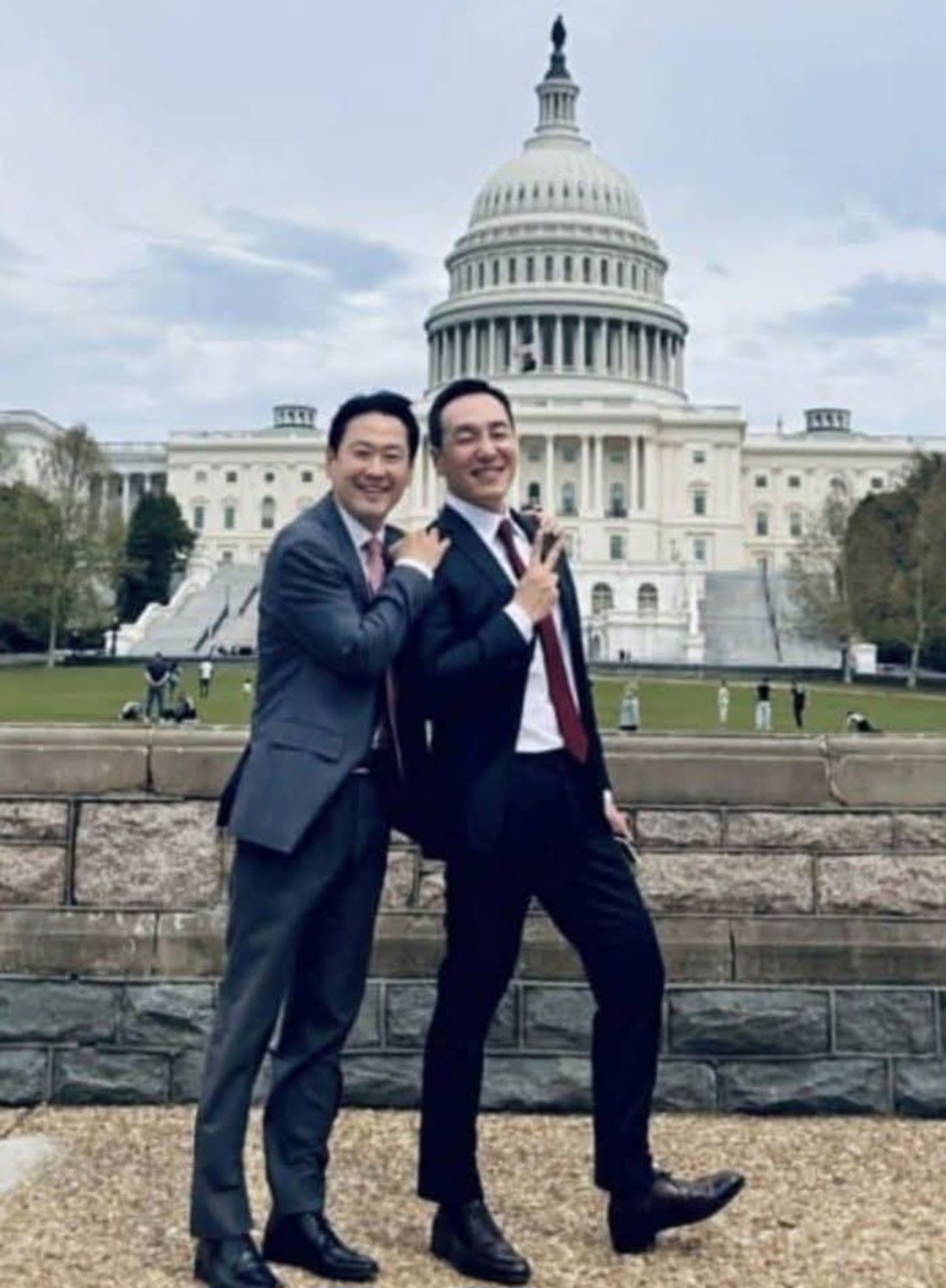 장동혁(왼쪽) 국민의힘 대표와 김민수 최고위원이 미국 의사당 앞에서 기념 촬영을 하고 있다. 사진=김종혁 국민의힘 전 최고위원 SNS 