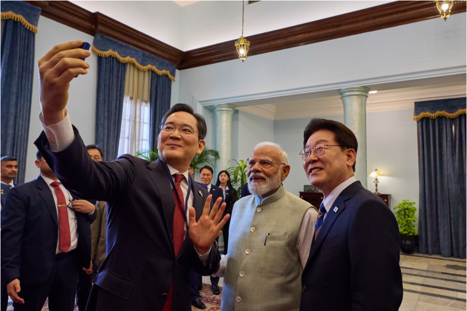 이재용 직접 '찰칵'…李대통령·모디와 갤럭시 셀카