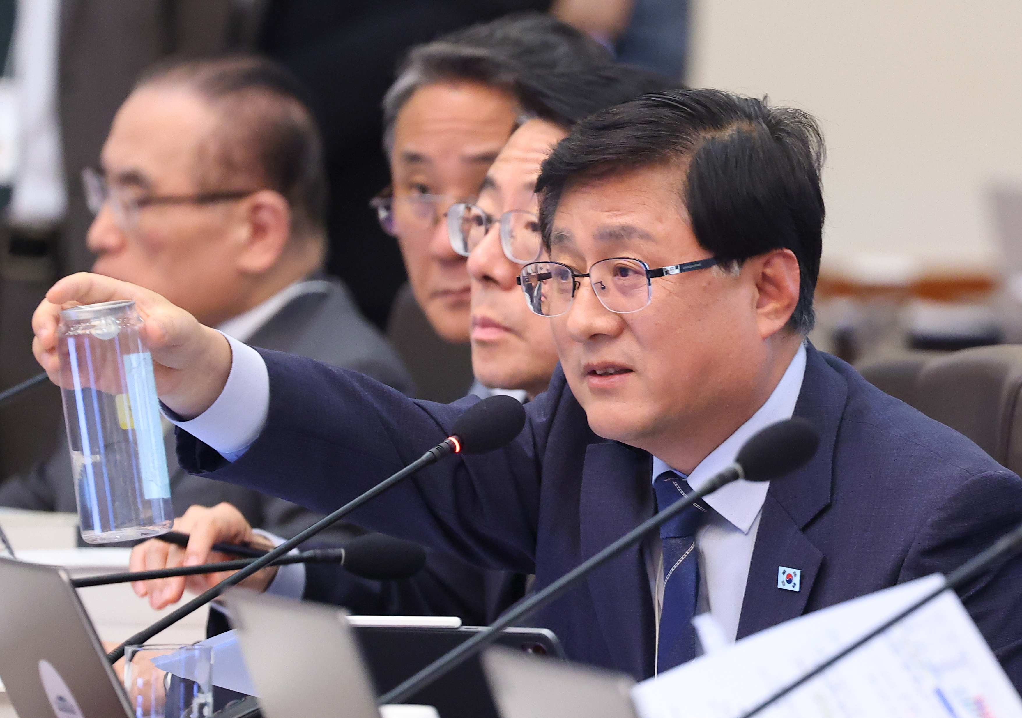 김성환 기후에너지환경부 장관이 28일 청와대에서 열린 국무회의 겸 비상경제점검회의에서 이재명 대통령에게 PET캔(캔시머) 용기를 설명하고 있다.