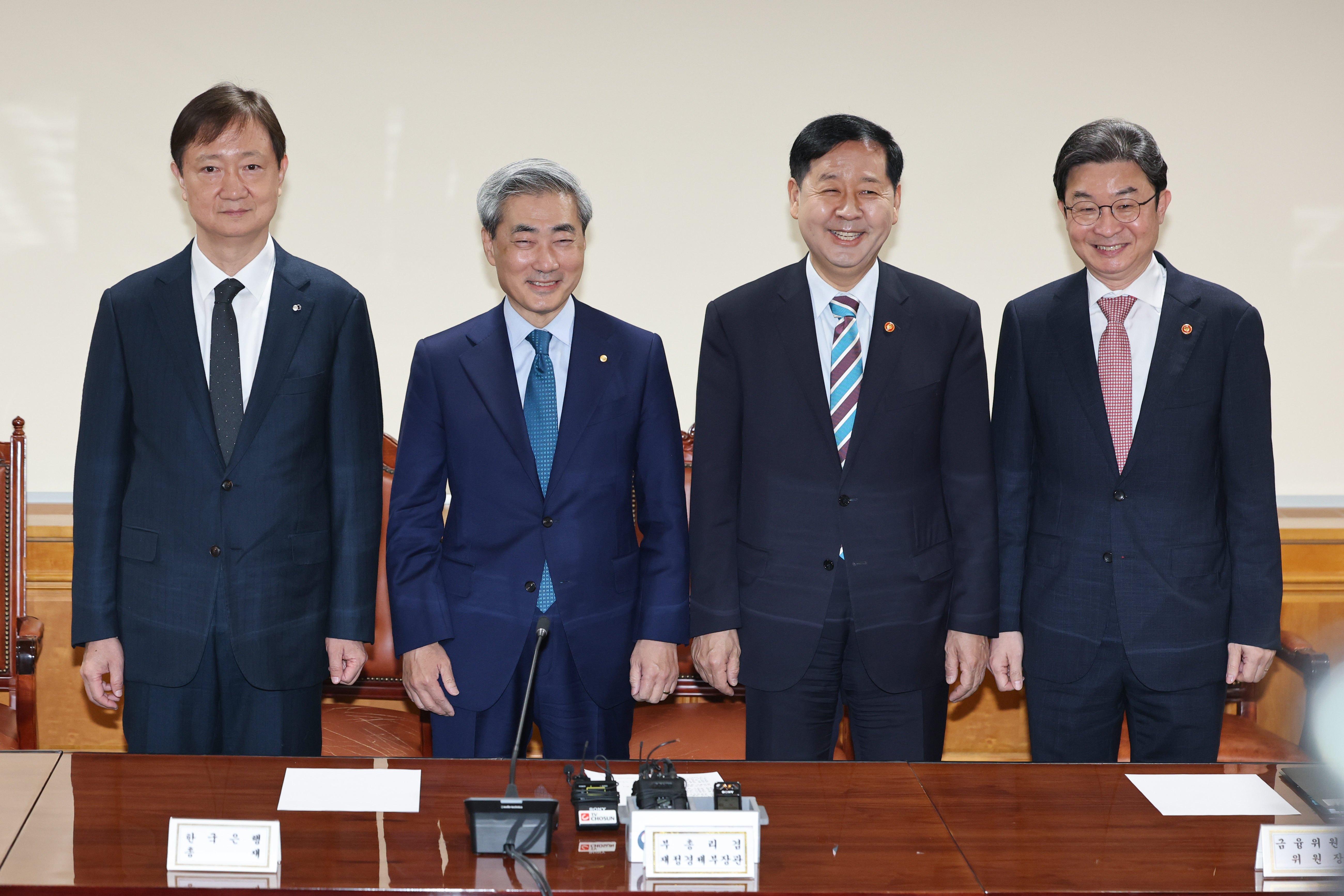 30일 서울 중구 은행회관에서 열린 확대거시경제금융회의에서 참석자들이 기념사진을 찍고 있다. 왼쪽부터 이찬진 금융감독원장, 신현송 한국은행 총재, 구윤철 부총리 겸 재정경제부 장관, 이억원 금융위원장