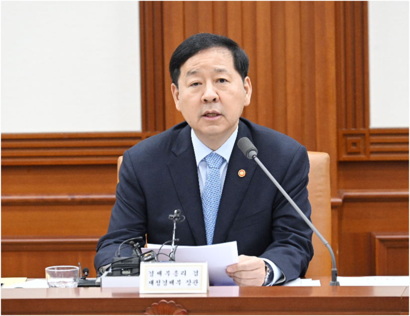 구윤철 부총리 겸 재정경제부 장관이 5월 8일 서울 종로구 정부서울청사에서 열린 '비상경제본부 회의 겸 경제·부동산관계장관회의'를 주재, 모두발언을 하고 있다. (사진=재정경제부)