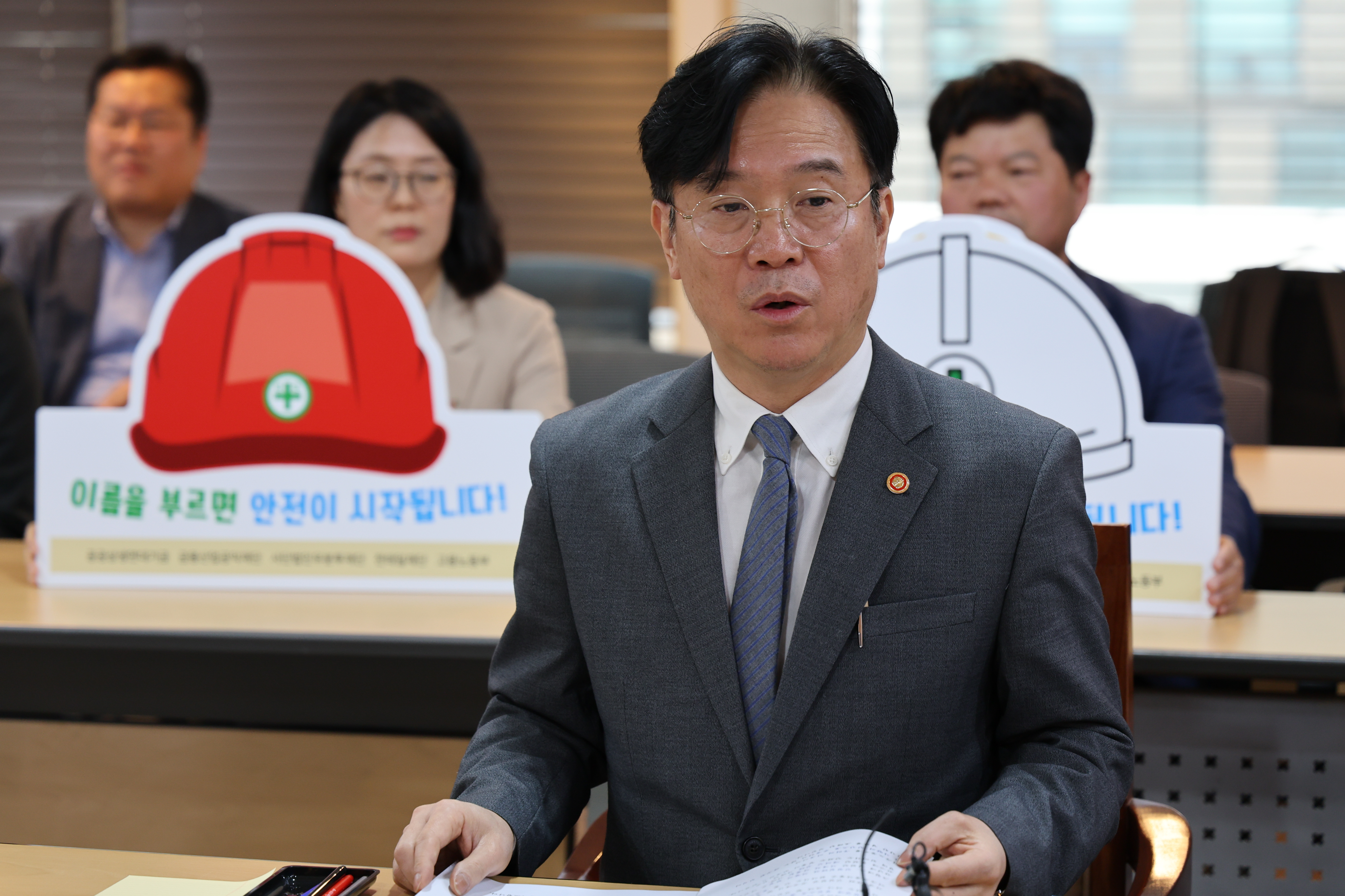 김영훈 고용노동부 장관이 17일 서울 중구 서울고용노동청에서 열린 이주노동자 노동권익 향상을 위한 업무협약식에서 인사말을 하고 있다.