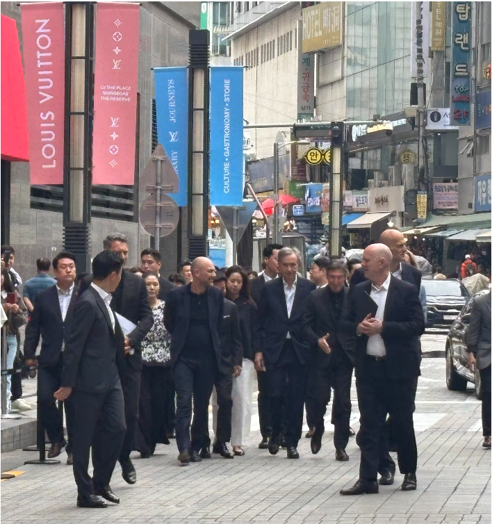 베르나르 아르노 루이비통모에헤네시(LVMH) 그룹 회장이 11일 오후 12시 40분께 서울 중구 소공동 소재 신세계백화점 본점의 루이비통 매장을 방문했다. (사진=이서후 기자)