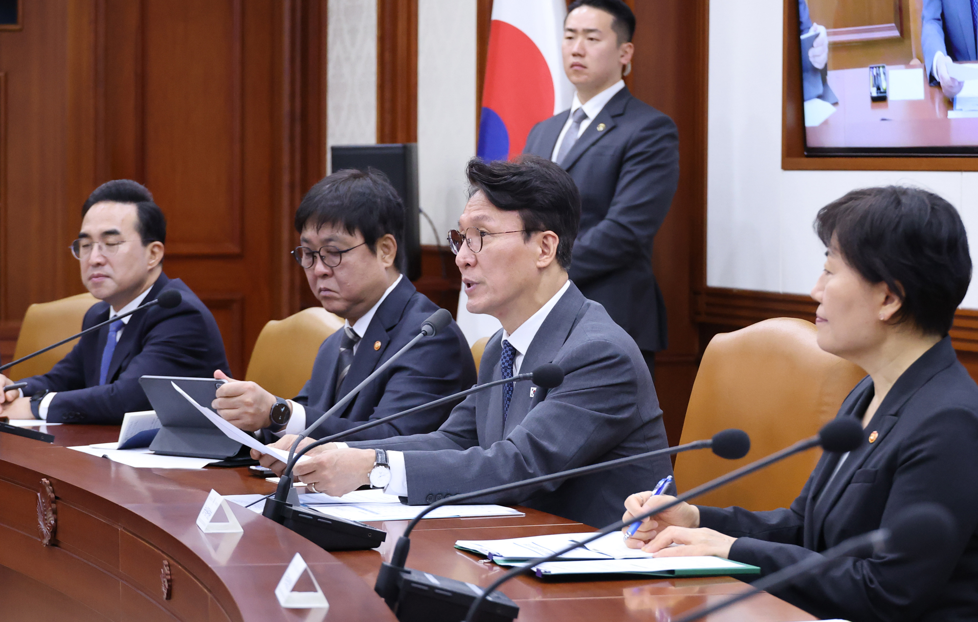 김민석 국무총리가 13일 서울 종로구 정부서울청사에서 열린 비상경제본부회의에서 발언하고 있다.