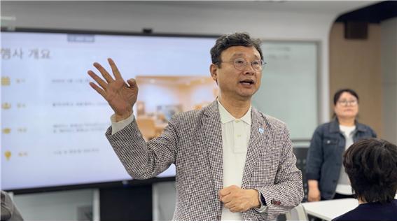 홍익대 메타버스 융합SW 아카데미 사업단장 김영철 교수가 논문학술대회 시상식 및 멘토링데이 행사에서 학생들을 격려하고 있다. 사진제공=홍익대학교