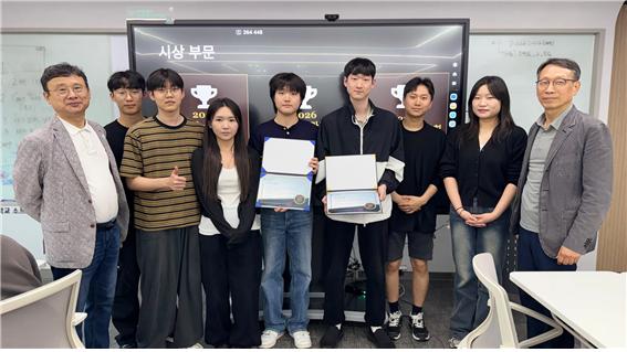 12일 홍익대 세종캠퍼스에서 열린 제6기 학부 논문 학술대회 시상자들이 기념 촬영을 하고 있다. 사진제공=홍익대학교