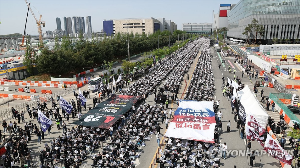  23일 경기도 평택시 삼성전자 평택캠퍼스 앞에서 열린 삼성전자 노동조합 공동투쟁본부의 '투명하게 바꾸고, 상한폐지 실현하자-4/23 투쟁 결의대회'에서 조합원들이 구호를 외치고 있다. 연합뉴스