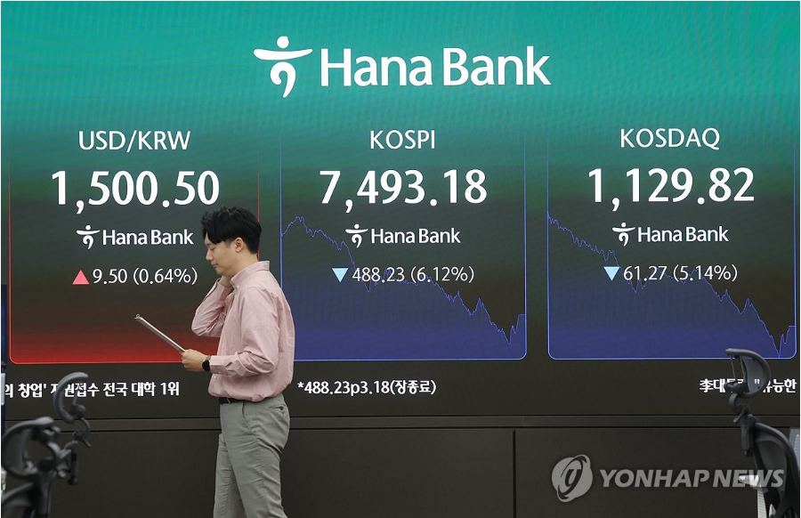 15일 서울 중구 하나은행 딜링룸에서 직원이 업무를 보고 있다. (사진=연합뉴스)