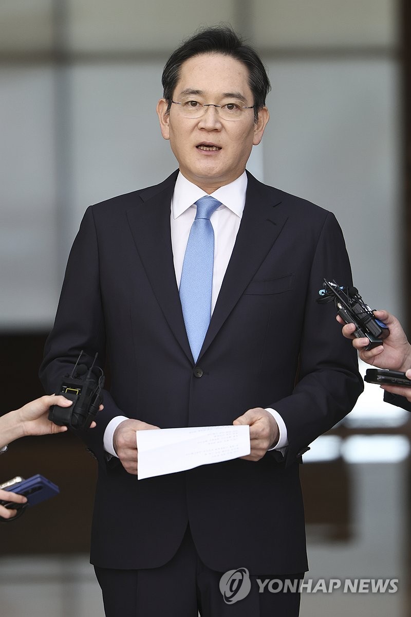 일본 출장을 마치고 귀국한 이재용 삼성전자 회장이 16일 서울 김포비즈니스항공센터(SGBAC)에서 입장문을 읽고 있는 모습.