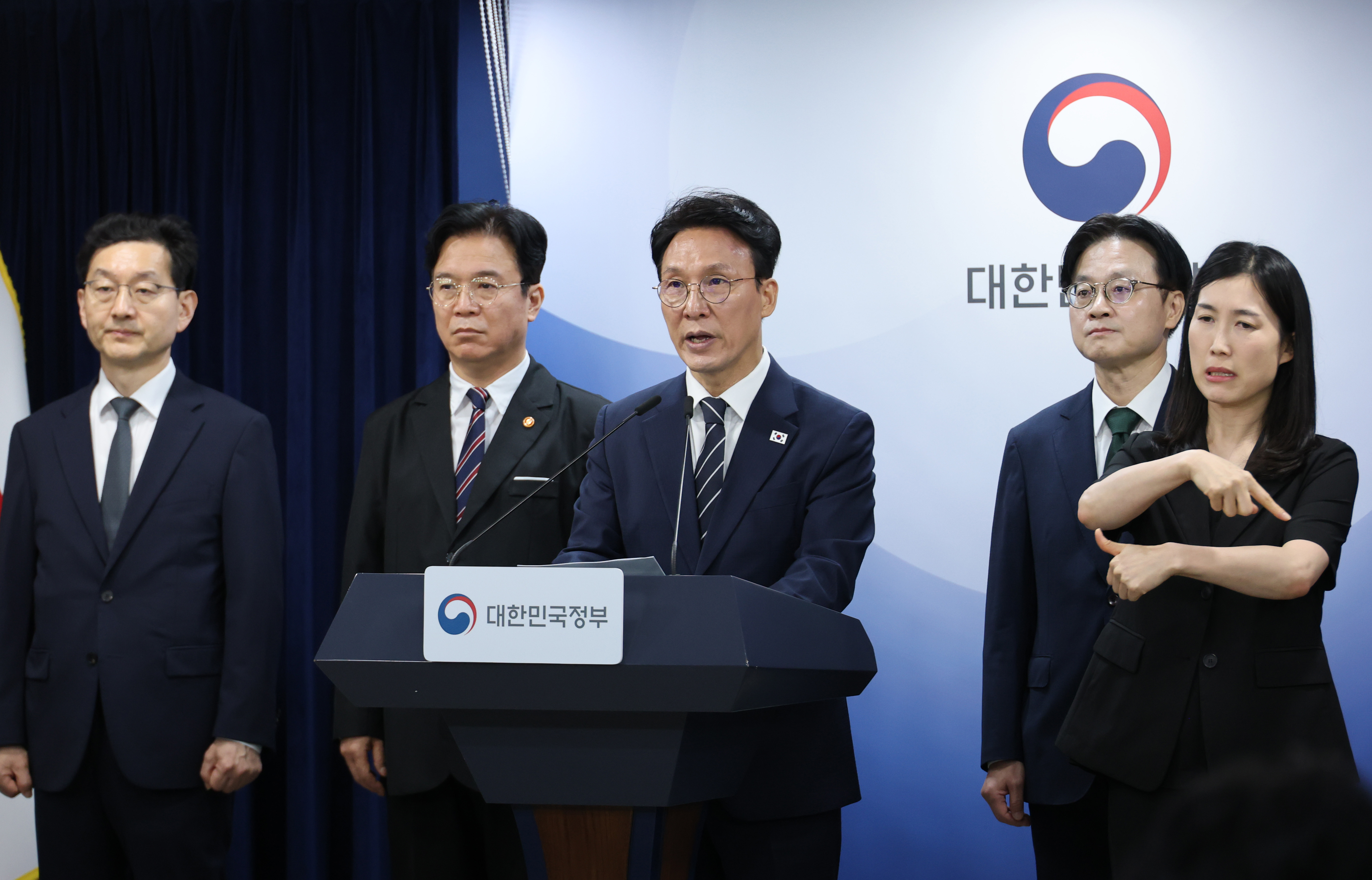 김민석 국무총리가 17일 서울 종로구 정부서울청사에서 삼성전자 파업 관련 대국민 담화를 하고 있다.