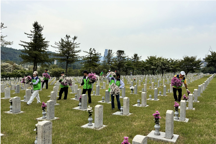 19일 풀무원푸드앤컬처 이동훈 대표와 푸드앤컬처 봉사단이 서울 국립현충원에서 묘역 주변 환경을 정화하는 봉사활동을 진행하고 있다. (사진=풀무원푸드앤컬처)