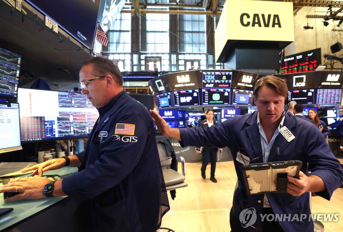 미국 뉴욕증권거래소(NYSE) 트레이더들. 사진=연합뉴스