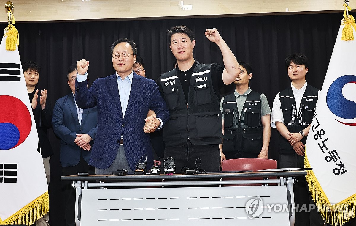(왼쪽) 여명구 삼성전자 DS(디바이스솔루션·반도체 사업 담당) 피플팀장과 (오른쪽) 최승호 삼성그룹 초기업노동조합 삼성전자지부 위원장. 사진 = 연합뉴스