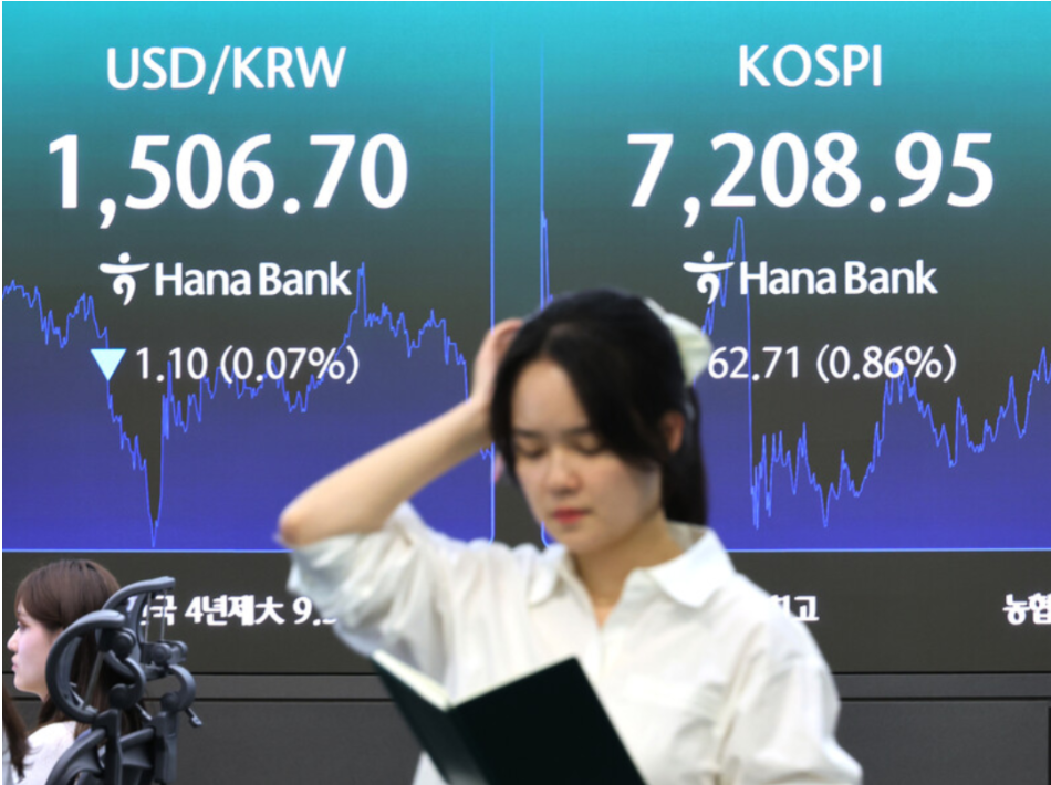 20일 서울 중구 하나은행 본점 딜링룸에 코스피와 원-달러 환율이 표시되고 있다. 연합뉴스