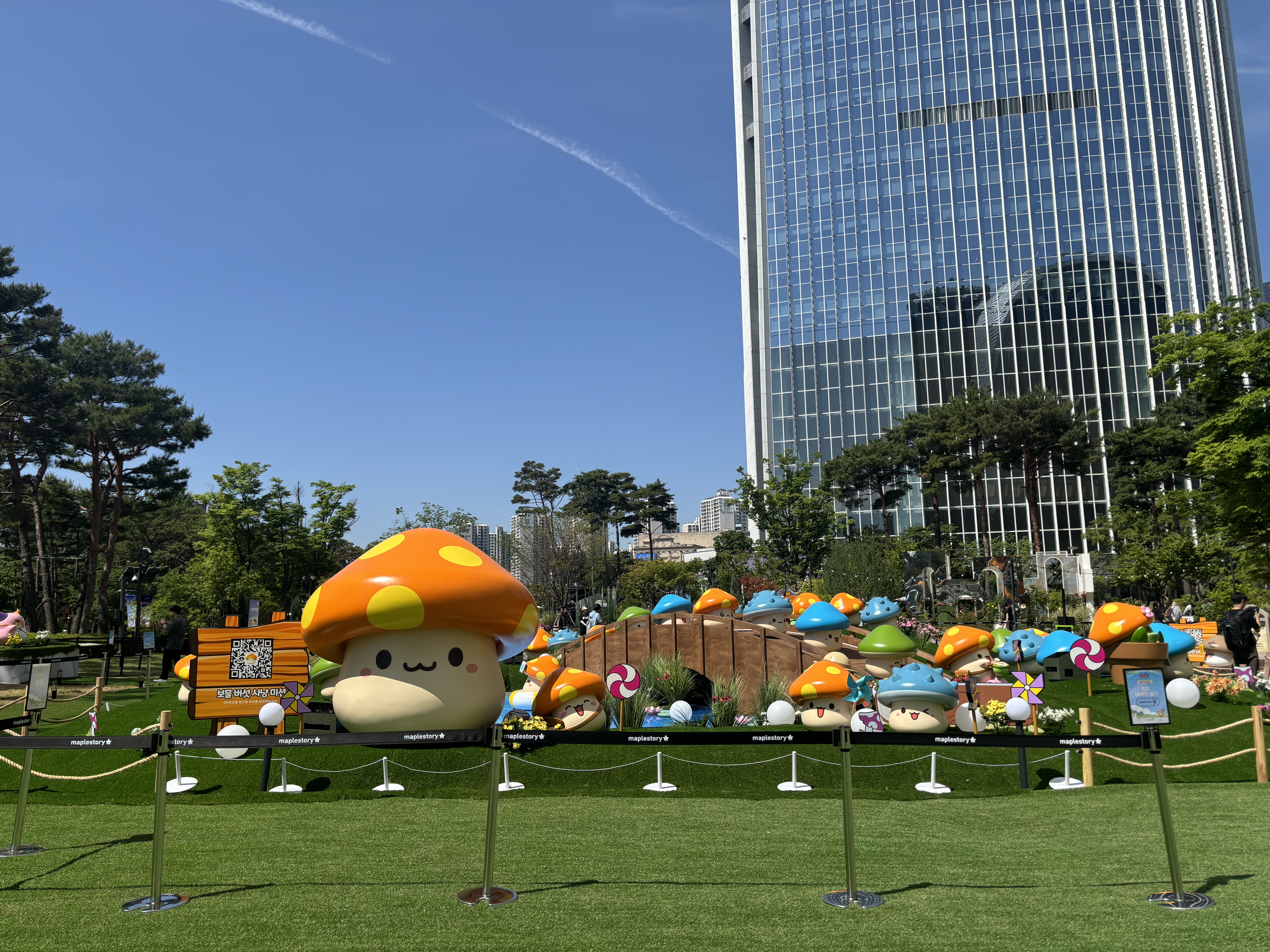 서울 송파구 잠실롯데월드타워 월드파크에 마련된 '메이플 어택! 위드 롯데' 야외 전시. (사진=이서후 기자)