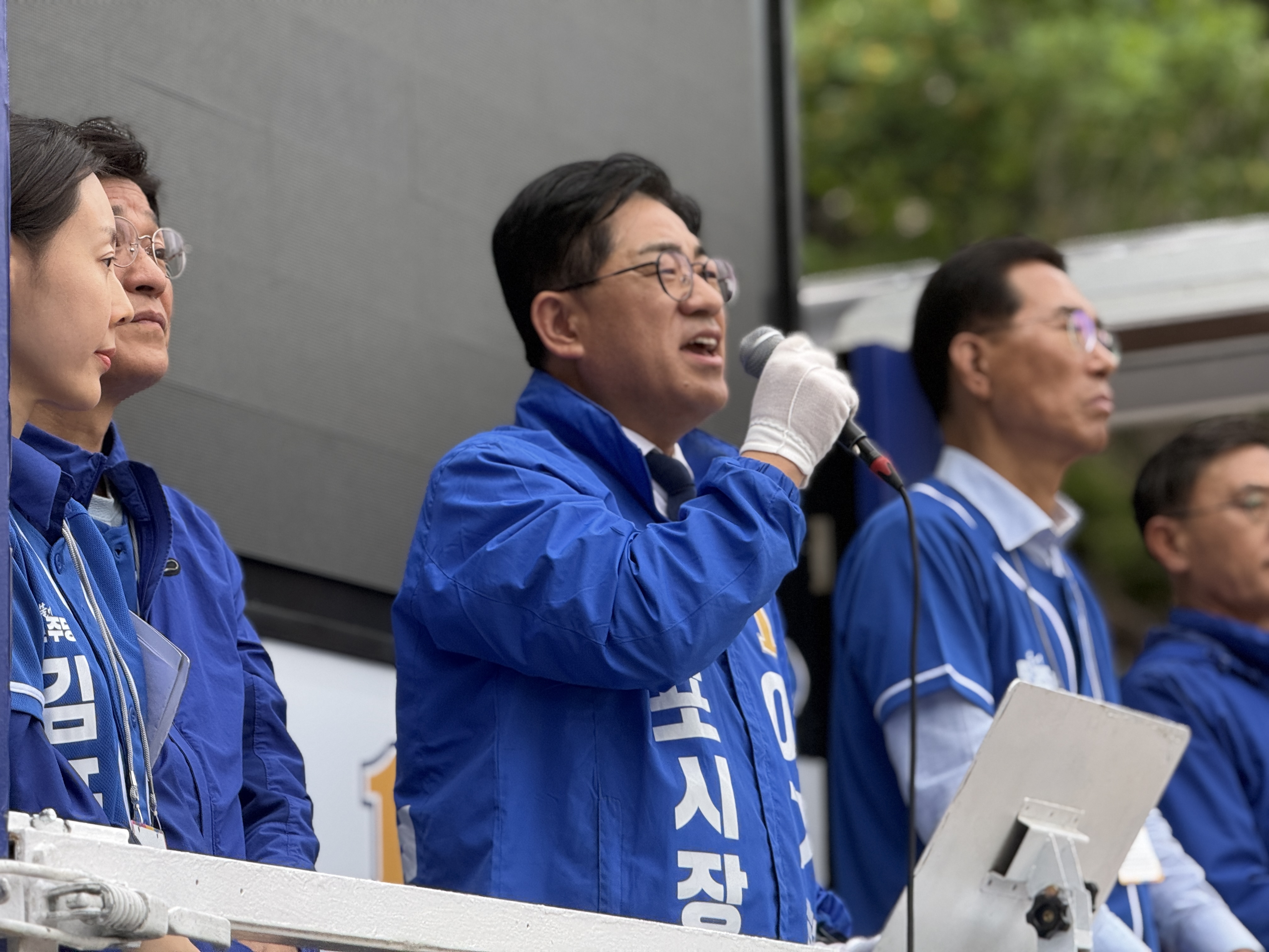 이기형 더불어민주당 김포시장 후보(가운데)가 22일 본격적인 지방선거 공식 선거운동에 돌입하며 “이제부터 진짜 김포대도약의 시간” 이라고 밝혔다. 사진제공=이기형 후보 캠프