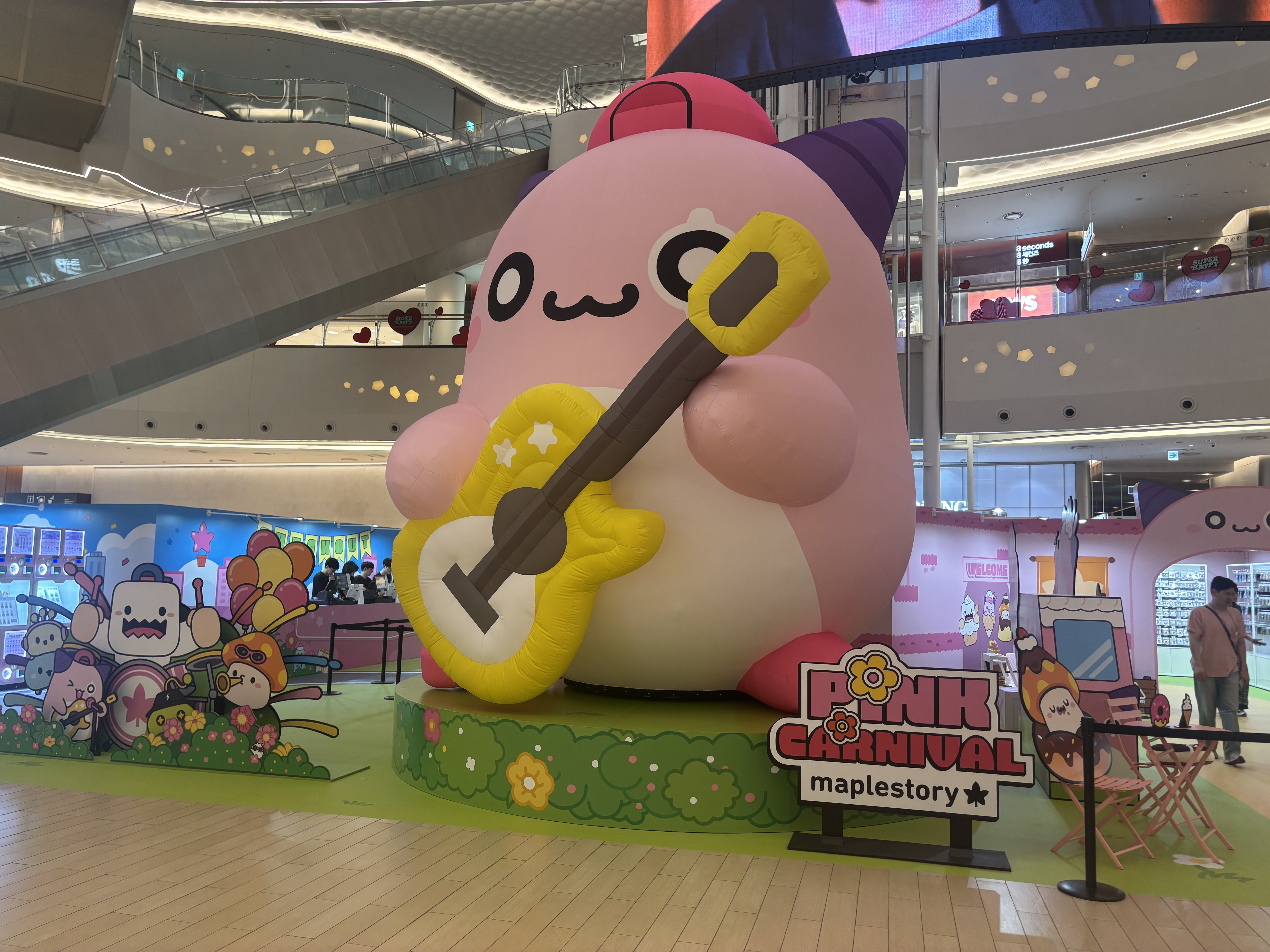 롯데월드몰 1층 내부에 마련된 '핑크 카니발' 팝업스토어 입구. (사진=이서후 기자)