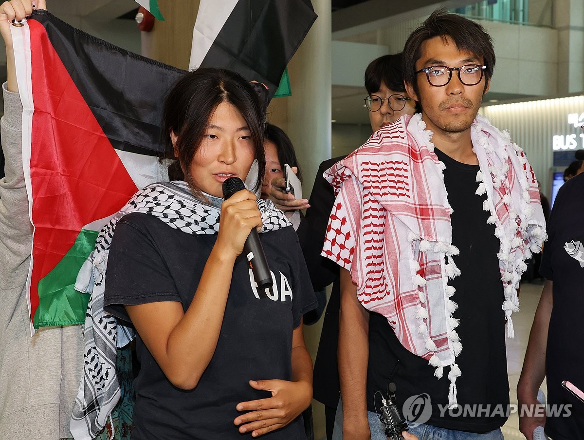 인천공항 도착한 활동가 김아현, 김동현씨. 사진=연합뉴스
