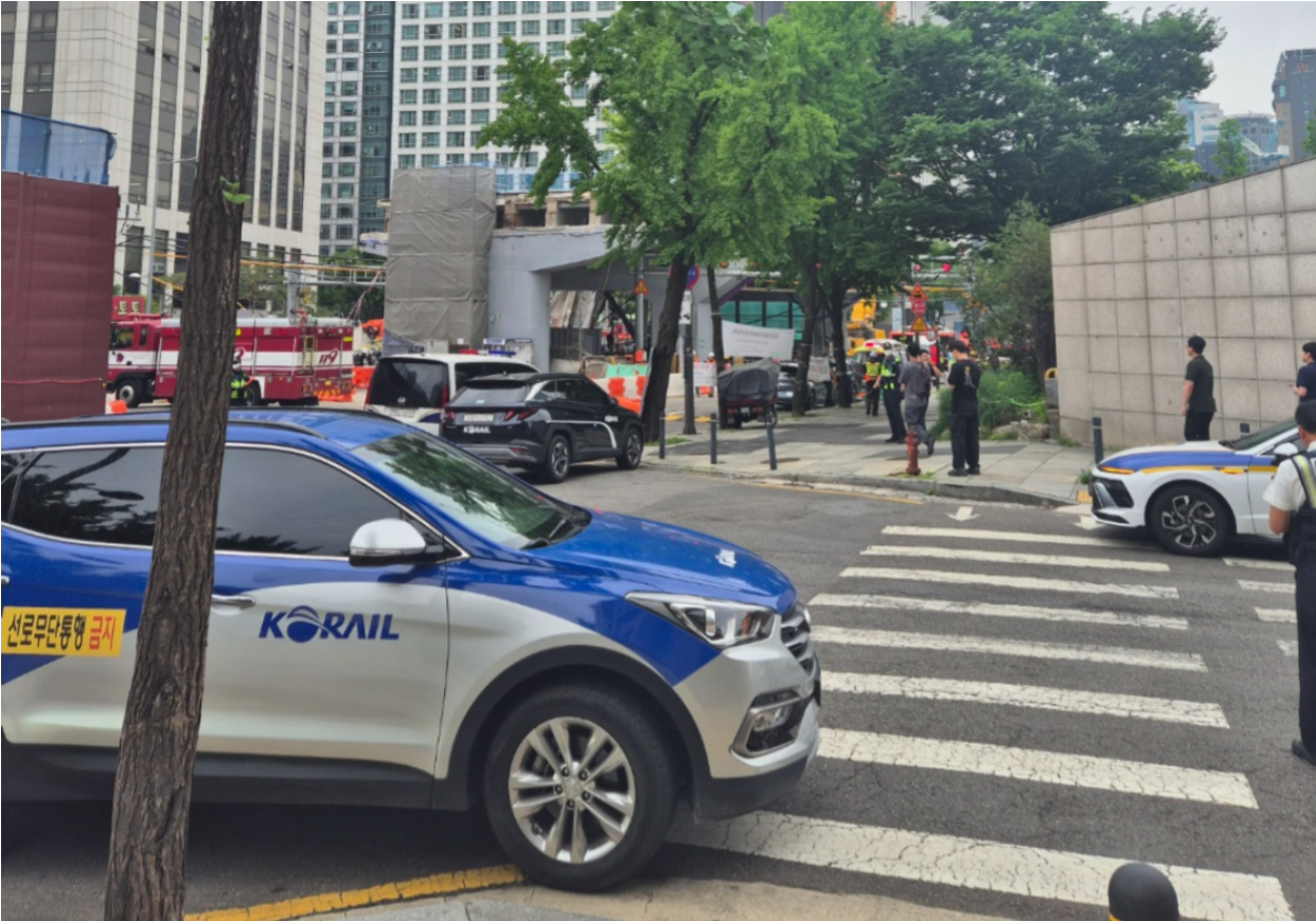 붕괴 사고가 발생한 서울 서대문구 서소문 고가차도 철거 현장 주변을 통제 중인 경찰. 사진 = 안익주 기자