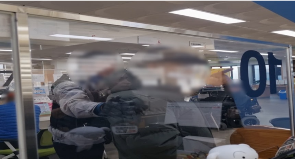 행정복지센터에 출동한 경찰관이 피의자를 제지하는 장면. 사진=금정경찰서