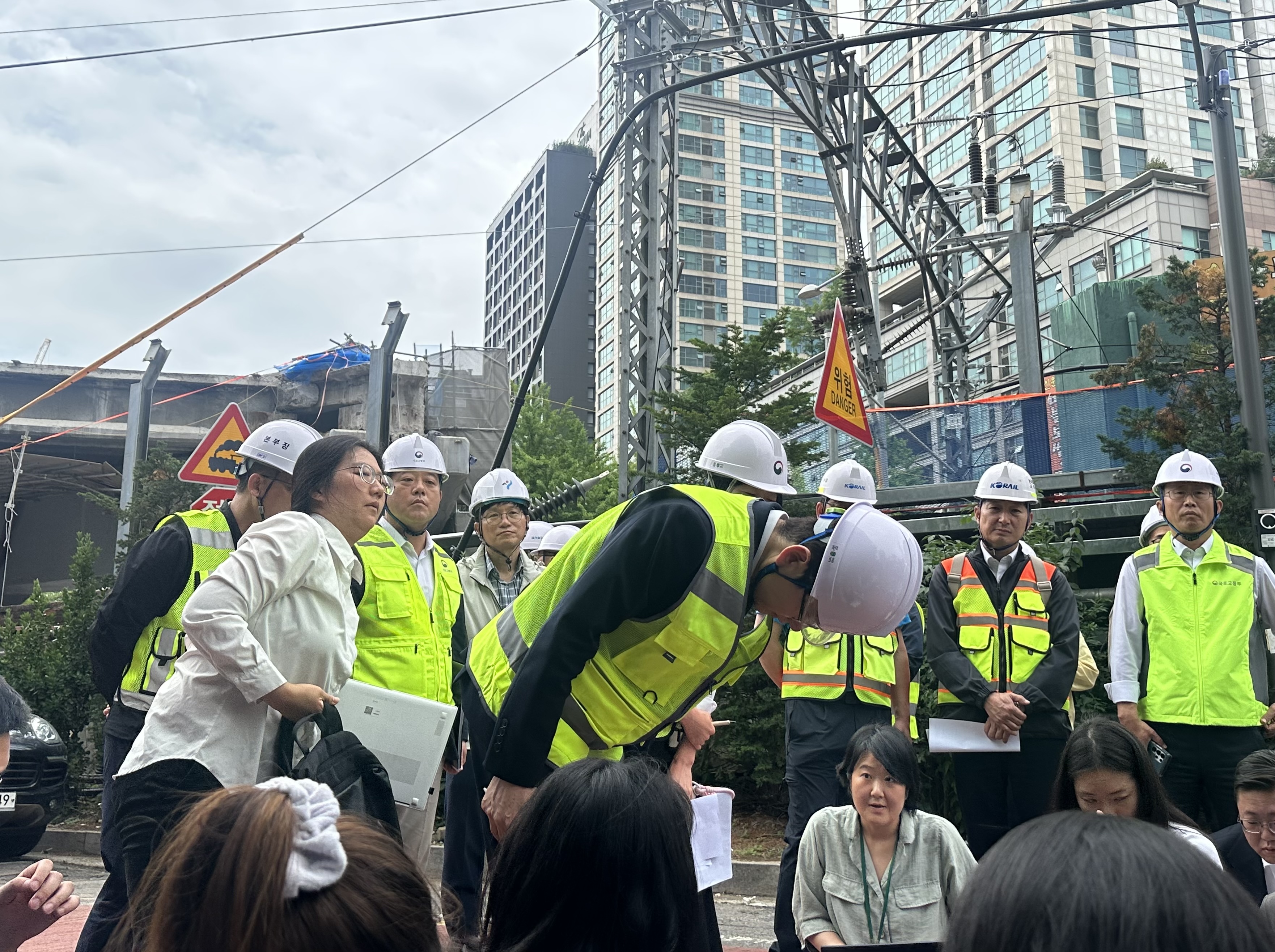 김태병 국토교통부 철도국장이 27일 서소문 고가차도 공사 현장에서 브리핑을 마치고 고개 숙여 인사하고 있다.