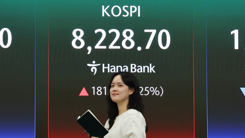 코스피 지수가 27일 서울 중구 하나은행 본점 딜링룸 현황판에 표시돼 있다.