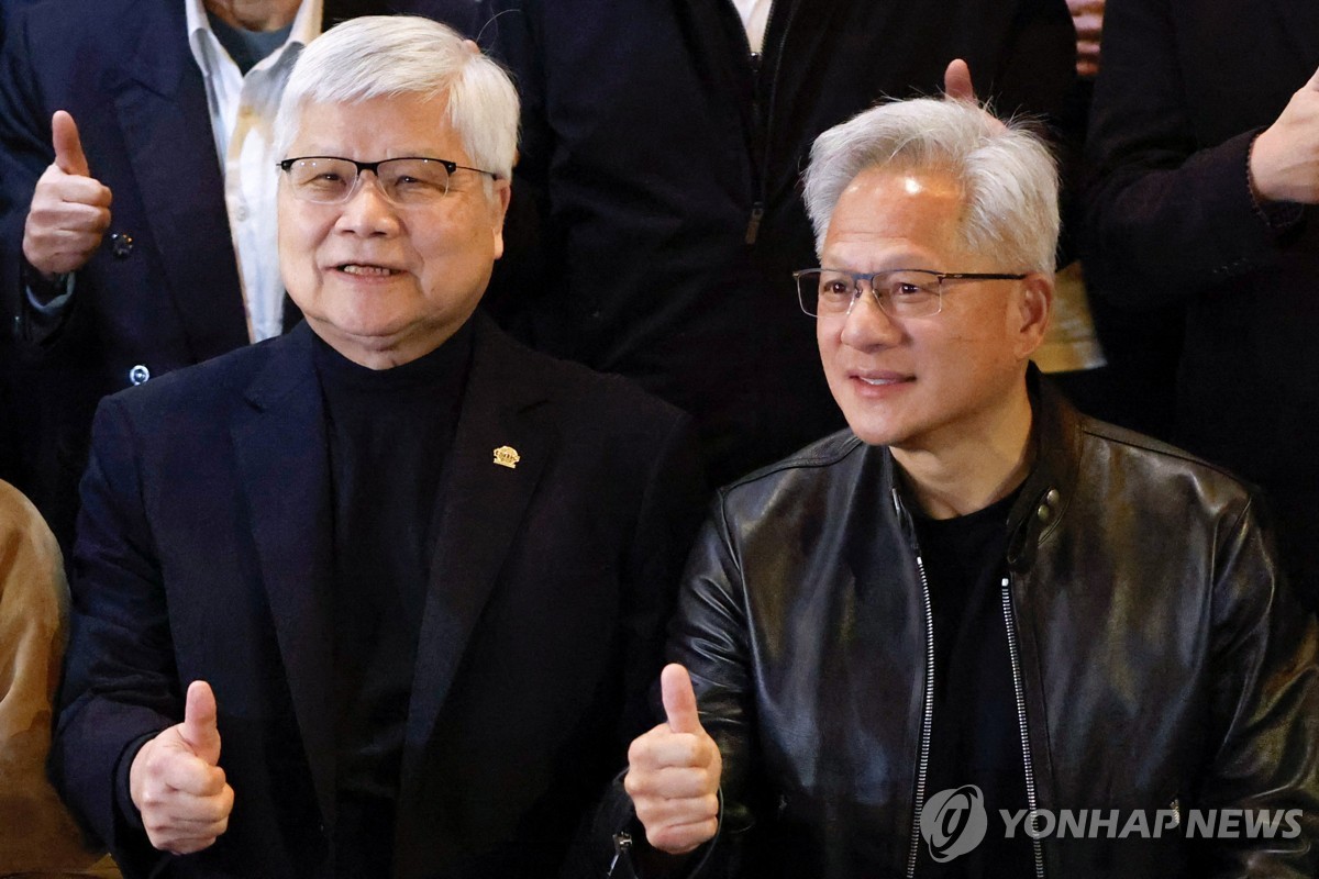 웨이저자 TSMC 회장과 젠슨 황 엔비디아 CEO. 사진=연합뉴스
