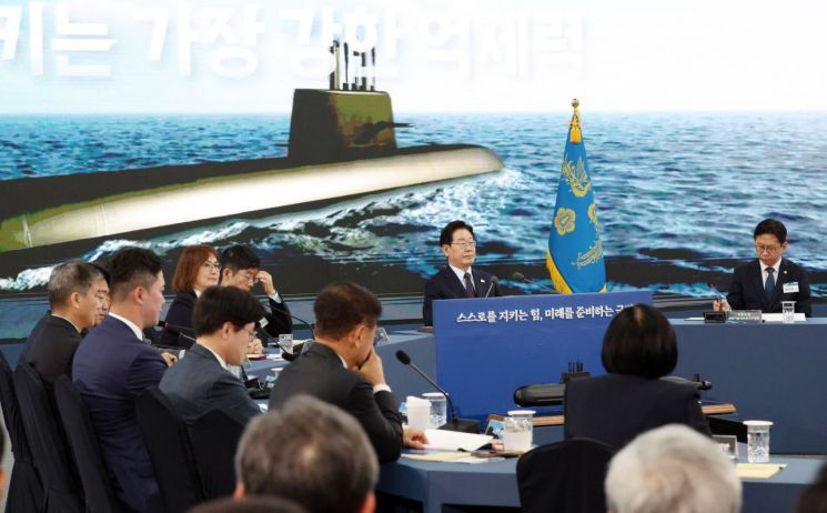 이재명 대통령이 26일 경남 창원시 진해구에서 열린 제1회 미래국방전략위원회에서 안규백 국방부 장관의 핵추진 잠수함 관련 보고를 듣고 있는 모습 (출처 연합뉴스)