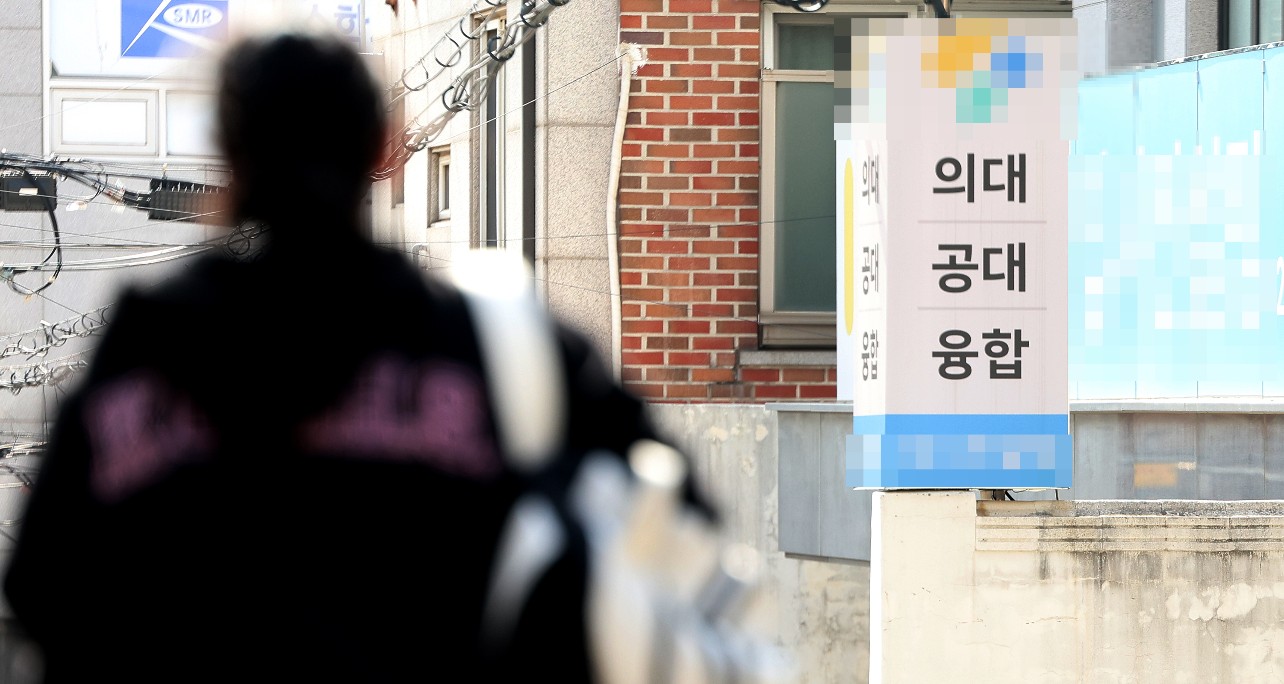 대치동 학원가를 한 학생이 지나가고 있다. 사진=한경DB