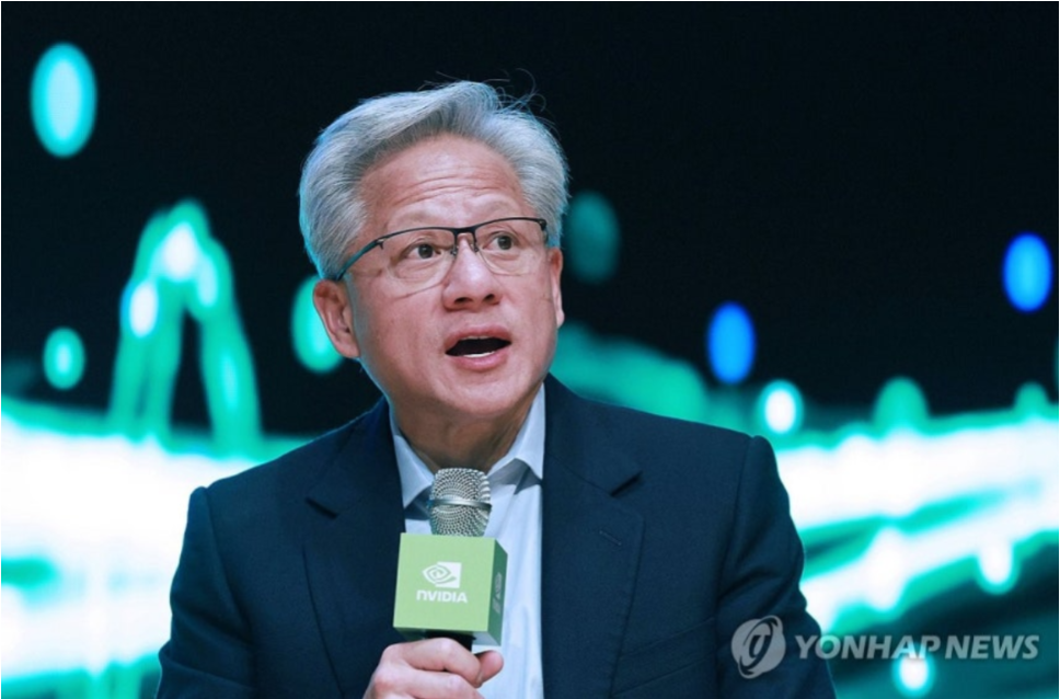 젠슨 황 엔비디아 최고경영자가 5월 경북 경주 예술의전당 원화홀에서 열린 2025년 아시아태평양경제협의체(APEC) 경주 엔비디아 기자간담회에 참석해 발언하고 있다. 연합뉴스