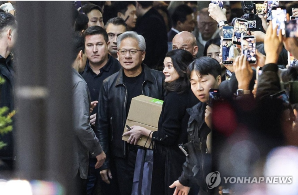 젠슨 황 엔비디아 CEO와 그의 딸 메디슨 황이 지난해 10월 서울 삼성역 인근 깐부치킨에서 이재용 삼성전자 회장, 정의선 현대차그룹 회장과 '치맥' 회동을 하기 위해 이동하고 있는 모습. 연합뉴스