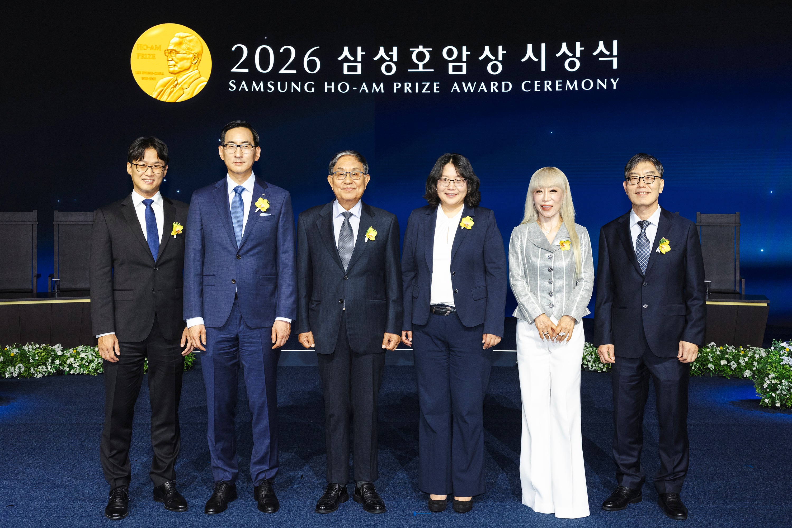 2026 삼성호암상 시상식'에서 수상자들이 기념 촬영을 하는 모습. (왼쪽부터) 과학상 물리·수학 부문 오성진 미국 UC버클리 교수, 과학상 화학·생명과학 부문 윤태식 미국 위스콘신대 매디슨 교수, 공학상 김범만 포스텍 명예교수, 의학상 에바 호프만 덴마크 코펜하겐대 교수, 예술상 조수미 소프라노, 사회봉사상 오동찬 국립소록도병원 의료부장. (사진=호암재단)