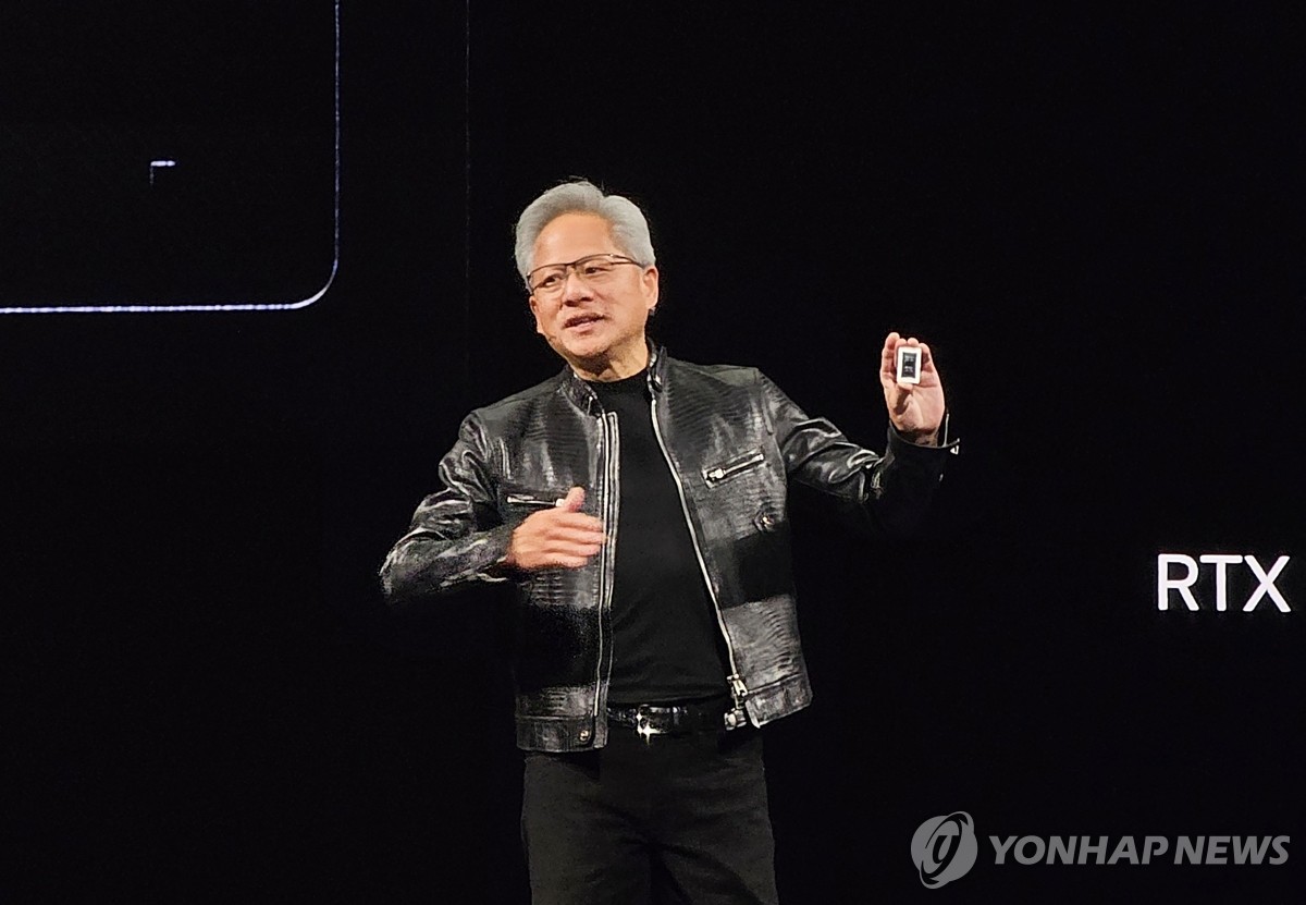 젠슨 황 엔비디아 최고경영자(CEO)가 1일(현지시간) 대만 타이베이 뮤직센터에서 열린 'GTC 타이베이' 기조연설에서 AI용 PC용 칩 N1X를 선보이고 있다. 사진=연합뉴스