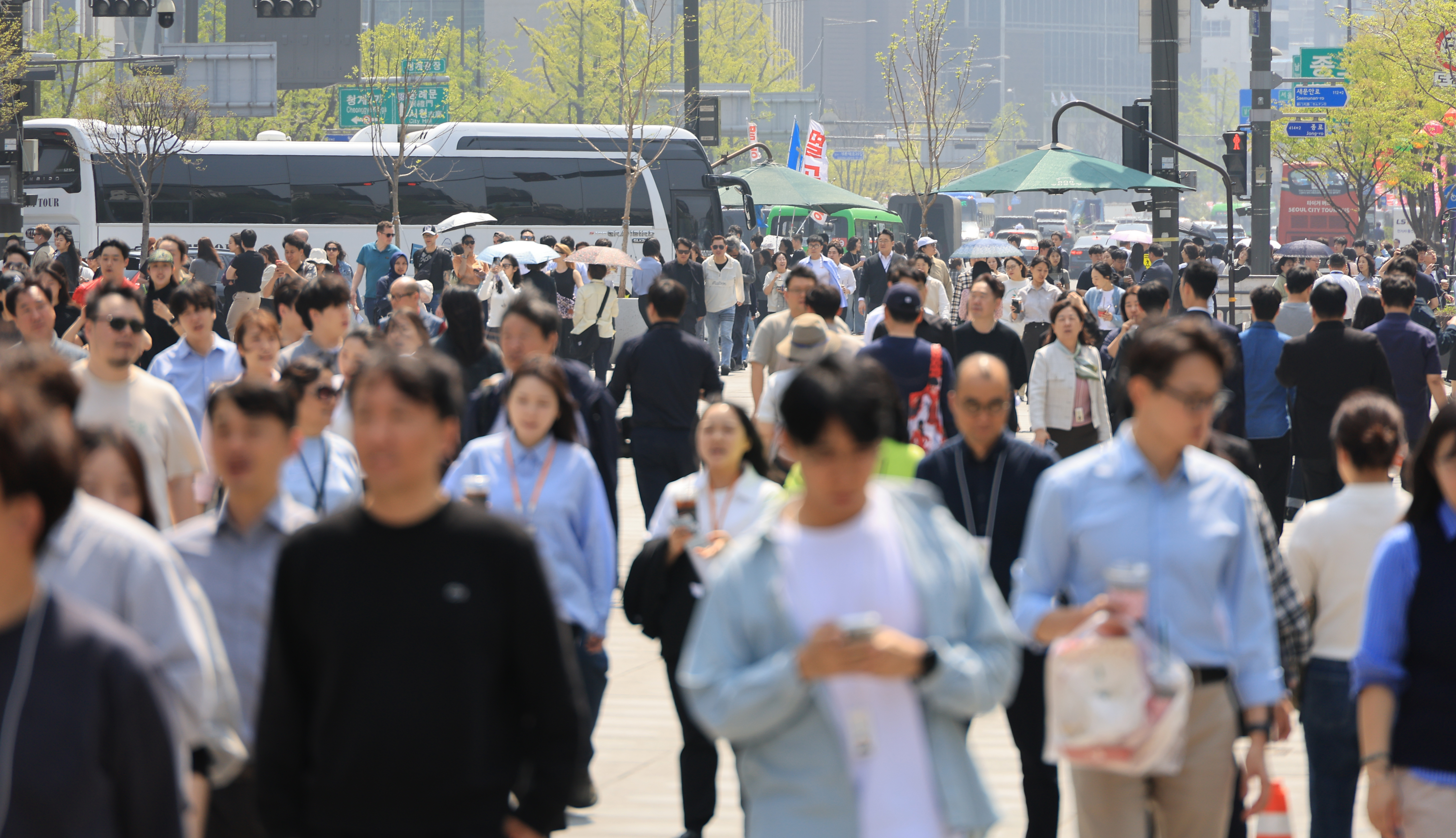 점심시간을 이용해 서울 광화문 광장으로 나온 주변 직장인들과 시민, 관광객들이 광장을 가득 채우고 있다. 사진=연합뉴스