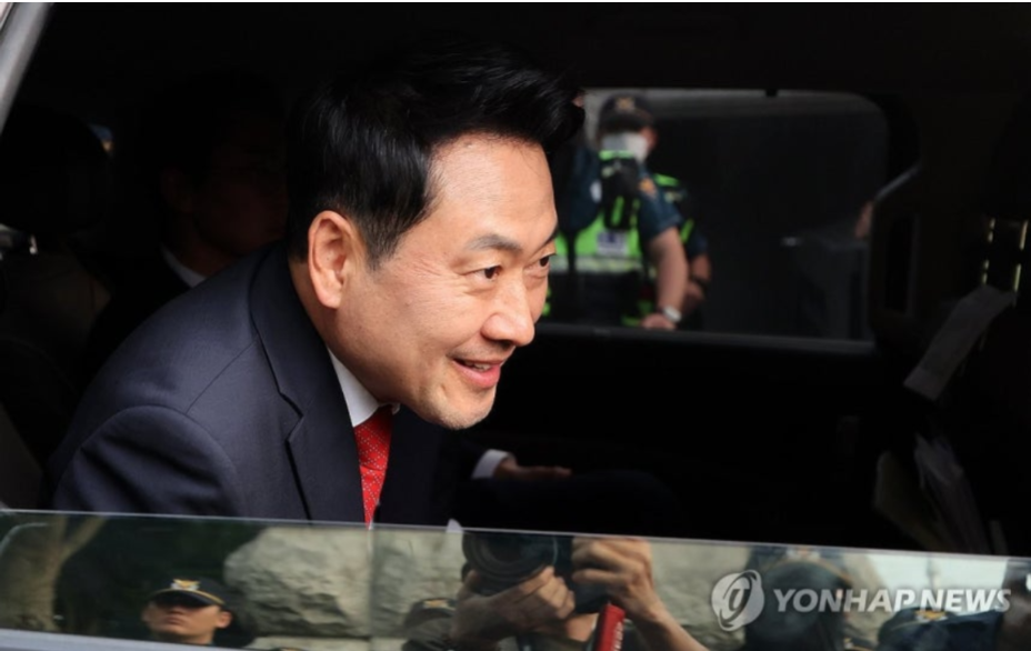국민의힘 장동혁 대표가 4일 경기 과천 중앙선거관리위원회를 나서며 선관위 앞 지선 투표용지 부족 사태 항의 집회 현장 참가자들에게 인사를 하고 있다. 연합뉴스