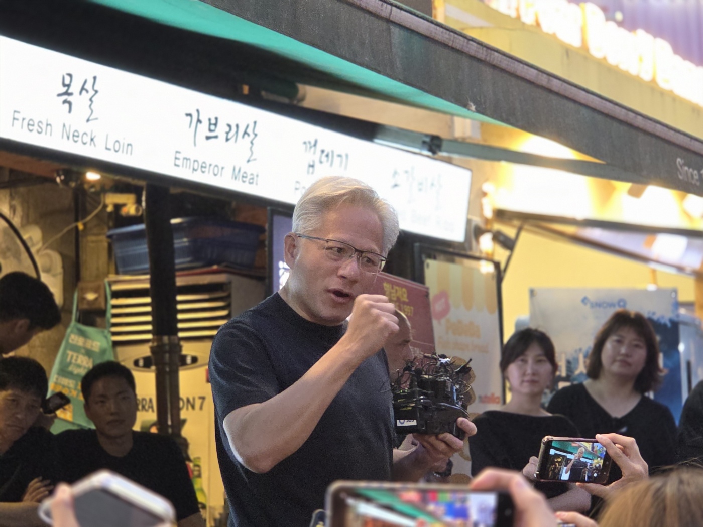 젠슨 황 엔비디아 CEO가 취재진 질문에 답하는 모습. (사진=공동취재단)