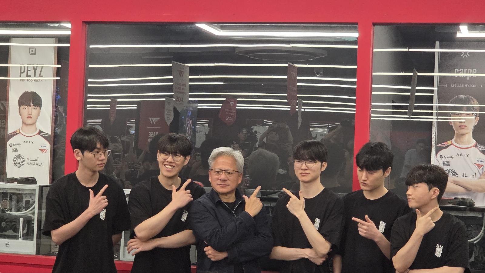 젠슨 황 엔비디아 CEO가 T1 선수단과 기념촬영 하는 모습. (사진=공동취재단)
