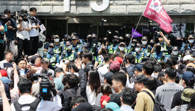 2박 3일 봉쇄 사태‘가 발생한 서울 송파구 잠실7동 제2투표소에 대한 개표가 진행 중인 가운데, 부정선거를 주장하는 시위대가 5일 개표소인 올림픽공원 핸드볼경기장 앞에서 개표 중단을 요구하고 있다. 연합뉴스