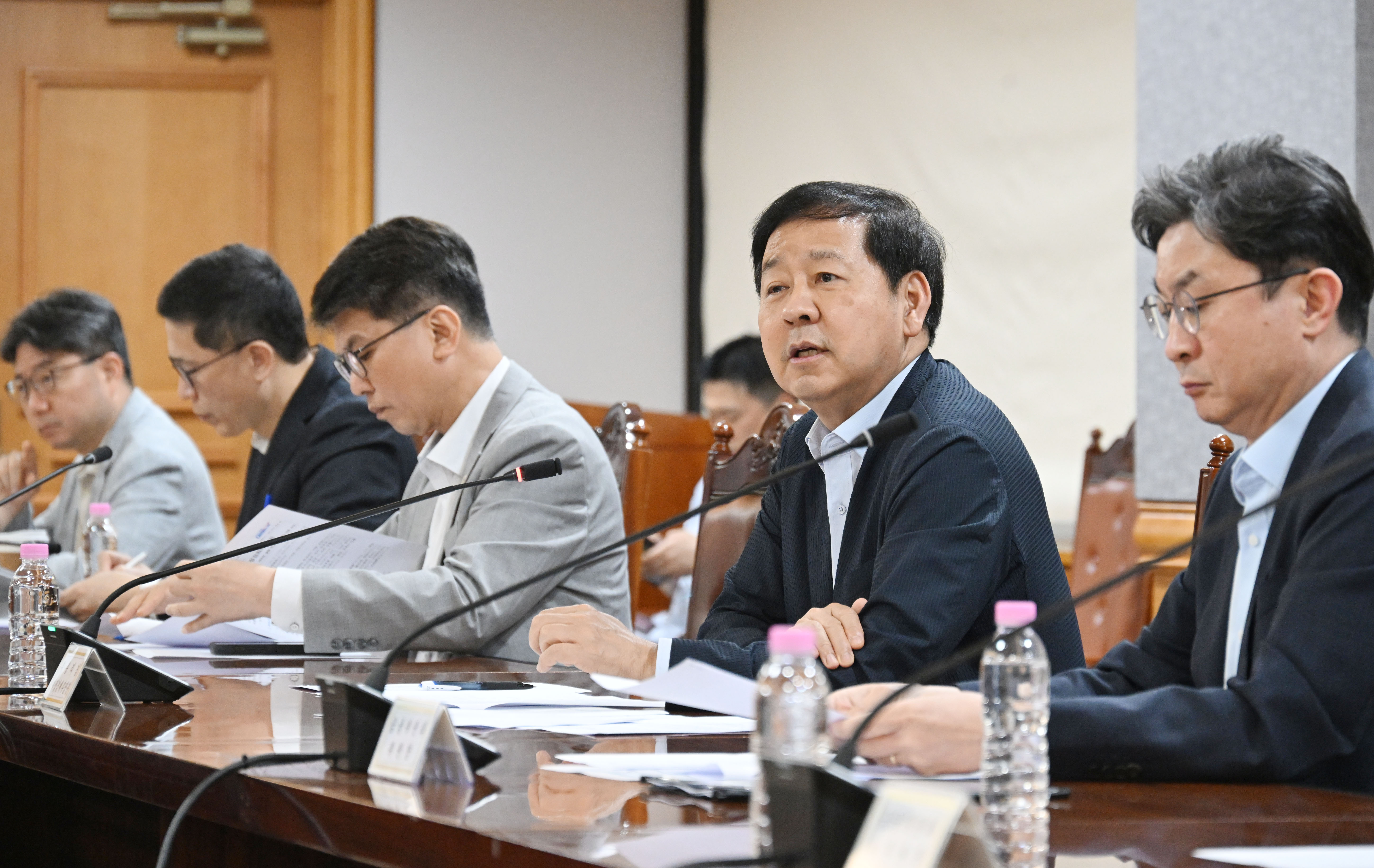 구윤철 부총리 겸 재정경제부 장관이 7일 서울 중구 은행연합회에서 열린 시장상황점검회의를 주재하고 있다.