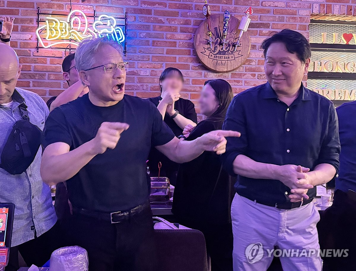 젠슨 황 엔비디아 최고경영자(CEO)와 최태원 SK그룹 회장. 사진=연합뉴스