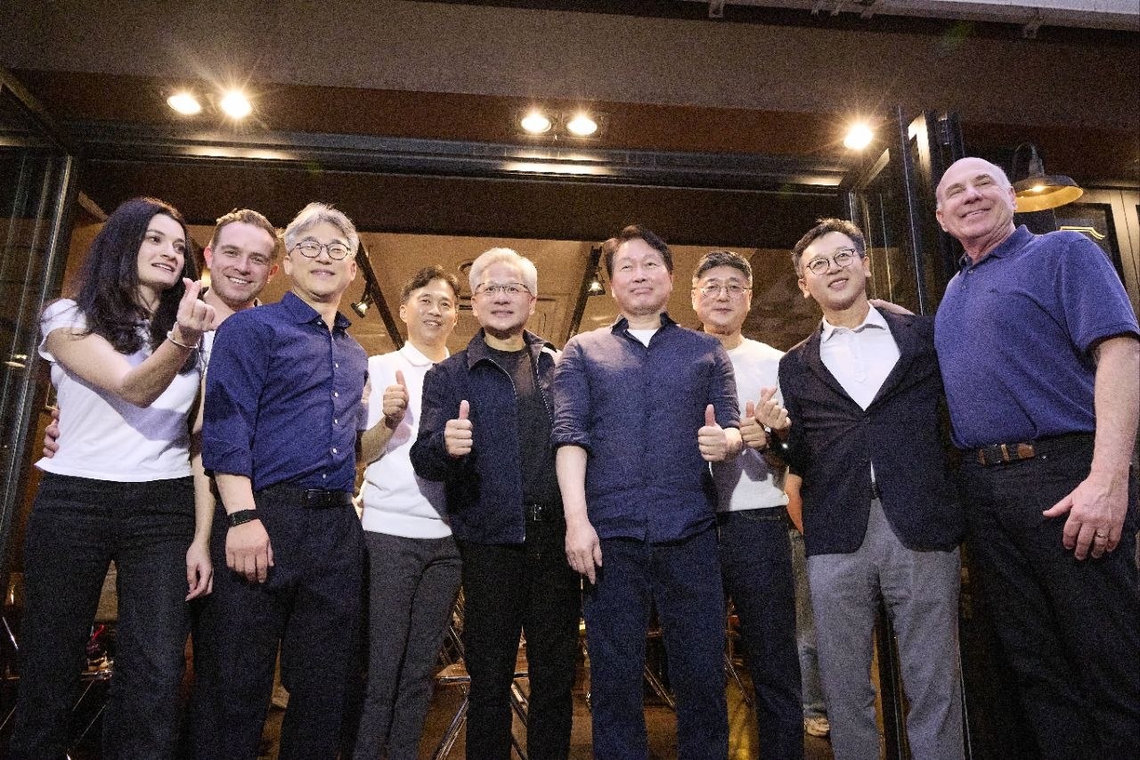 젠슨 황 CEO와 최태원 회장, SK 사장단이 7일 서울 강남구 깐부치킨 삼성점에서 깐부 회동을 마친 뒤 기념 촬영을 하고 있는 모습.(사진=SK)