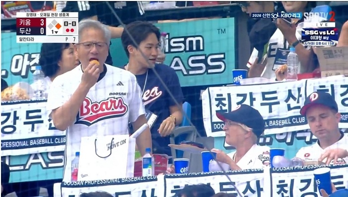 6월 7일 잠실야구장에서 열린 두산 베어스 홈경기 현장에서 젠슨황 엔비디아 CEO 일행이 BBQ 치킨을 먹고 있다. (사진=제너시스BBQ그룹)